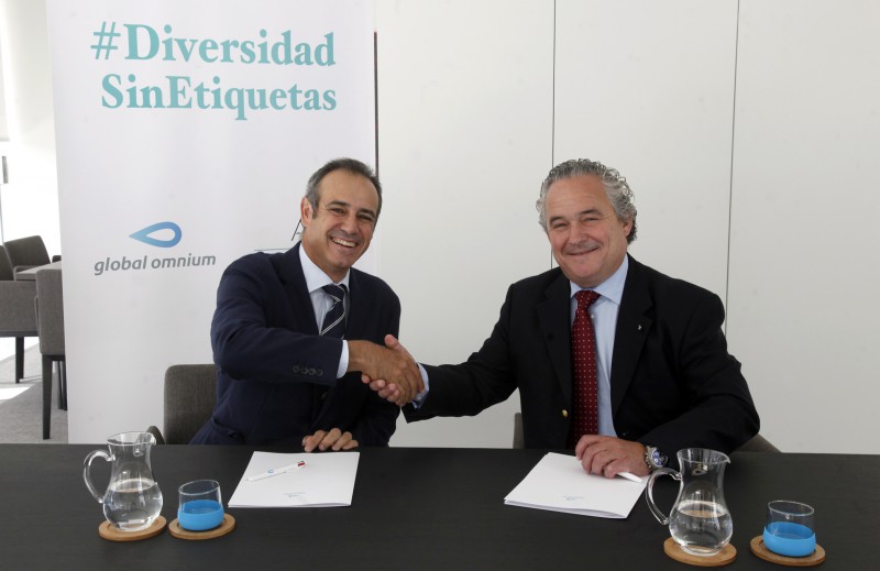 Dionisio García Comin, consejero delegado de Global Omnium, y Francisco Mesonero, director general de la Fundación Adecco, durante el momento de la firma del acuerdo de colaboración. 