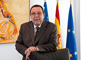 La Cámara de Alicante otorga la medalla de oro y brillantes a José Enrique Garrigós