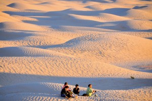 2013-nov-tend-Tunez-Groupe de personne en el Sahara
