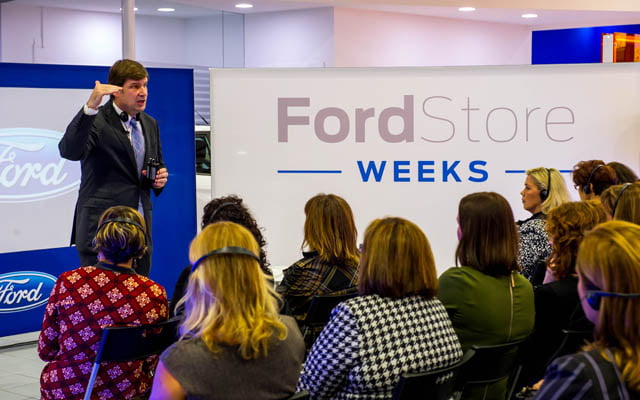 El presidente de Ford Europa empieza en Vedat Mediterráneo su visita de tres días a España