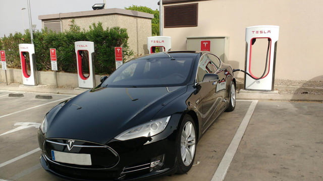 Primera estación de carga para el Tesla en el hotel Posadas de España del Parque Tecnológico