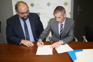 Firma del convenio entre UCH-CEU y Grupo Moldtrans