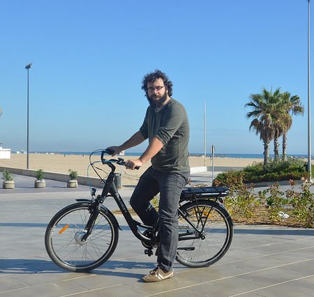 València instala un proyecto piloto de bicis eléctricas cargadas con energía solar