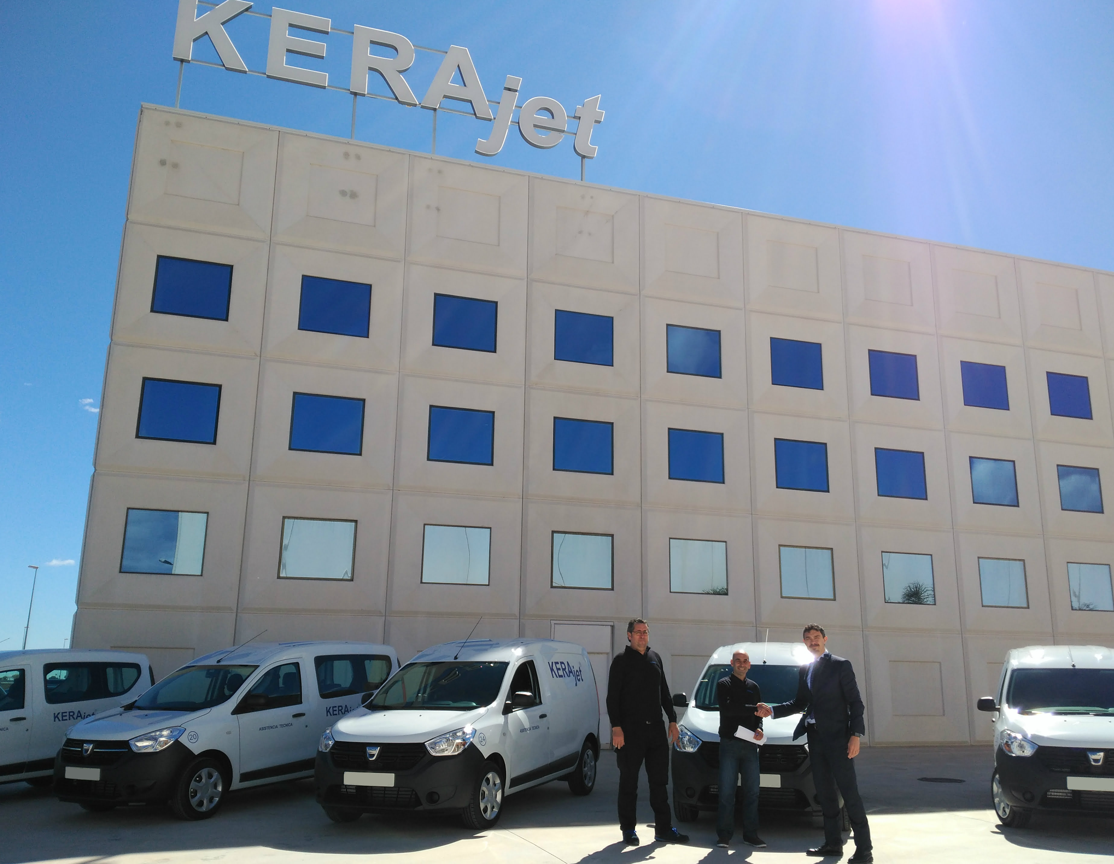 KERAjet, líder en impresión digital cerámica, renueva su flota con la gama Dacia