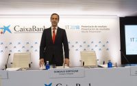 CaixaBank ganó 704 MM hasta marzo y no prevé comprar bancos en España