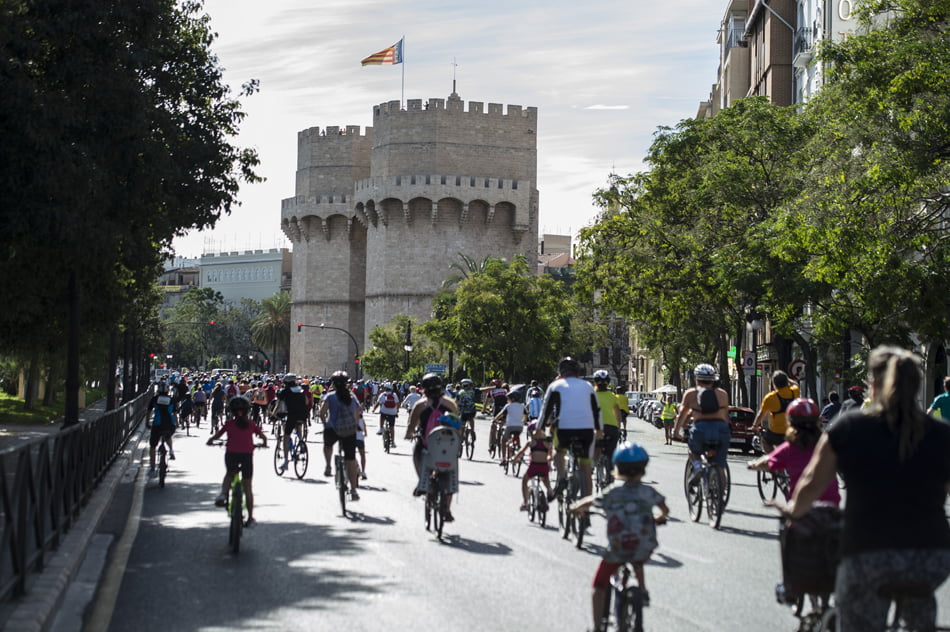 València prohibirá a bicis y patinetes circular por las aceras
