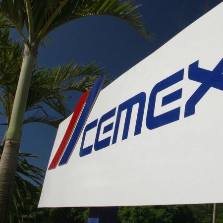 Logo de Cemex en un cartel.