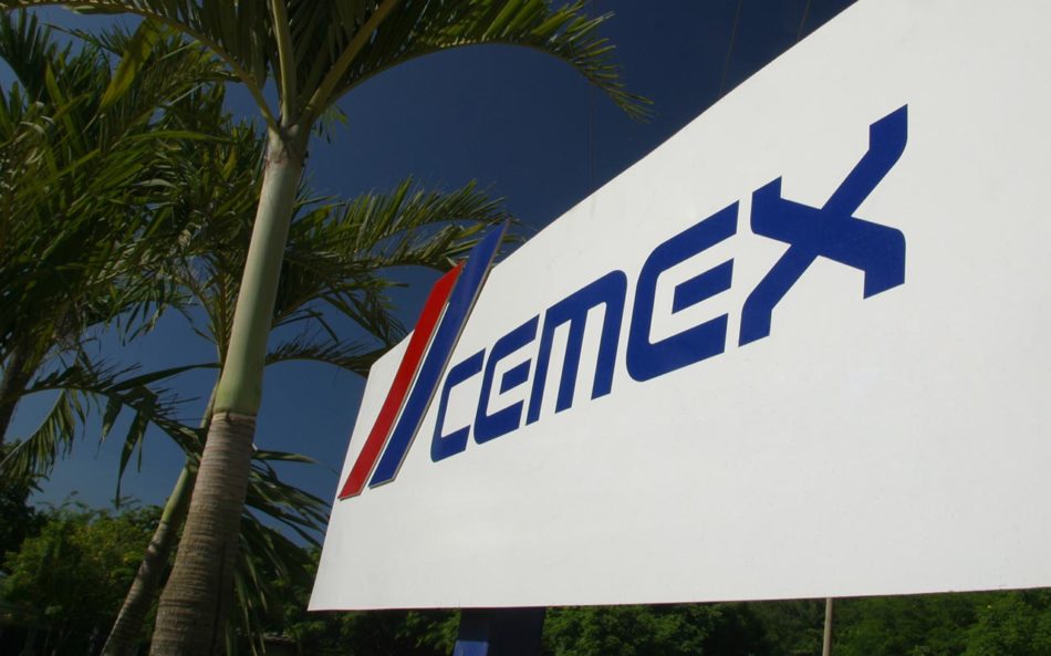 Logo de Cemex en un cartel.