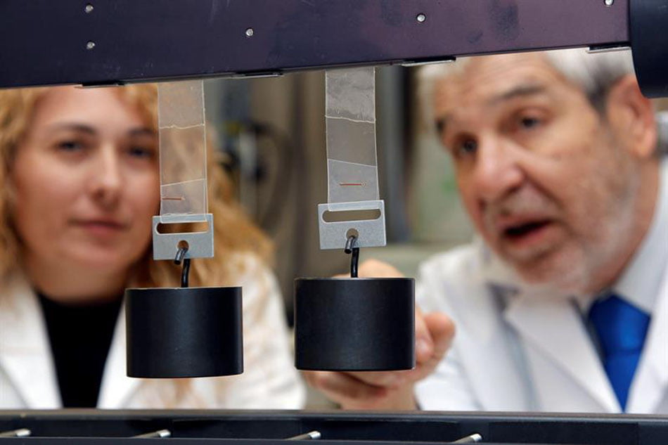 Investigadores de la UA crean un adhesivo que se quita sin dolor