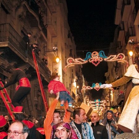 Lleno total en Alcoi para asistir a la Cabalgata de Reyes más antigua