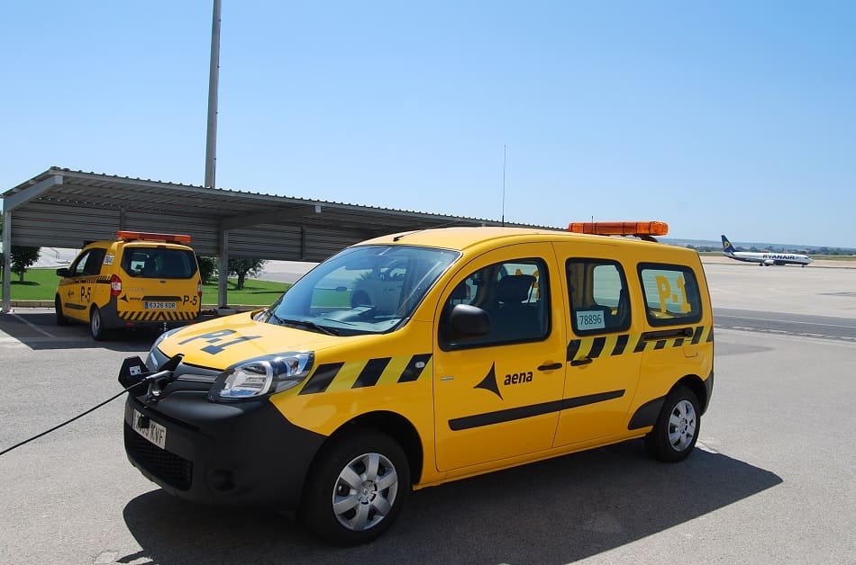 El aeropuerto Alicante-Elche pone en marcha el primer vehículo eléctrico ‘Follow me’