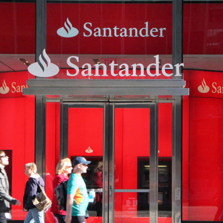 Los sindicatos califican de cicatera la oferta del Santander para el ERE