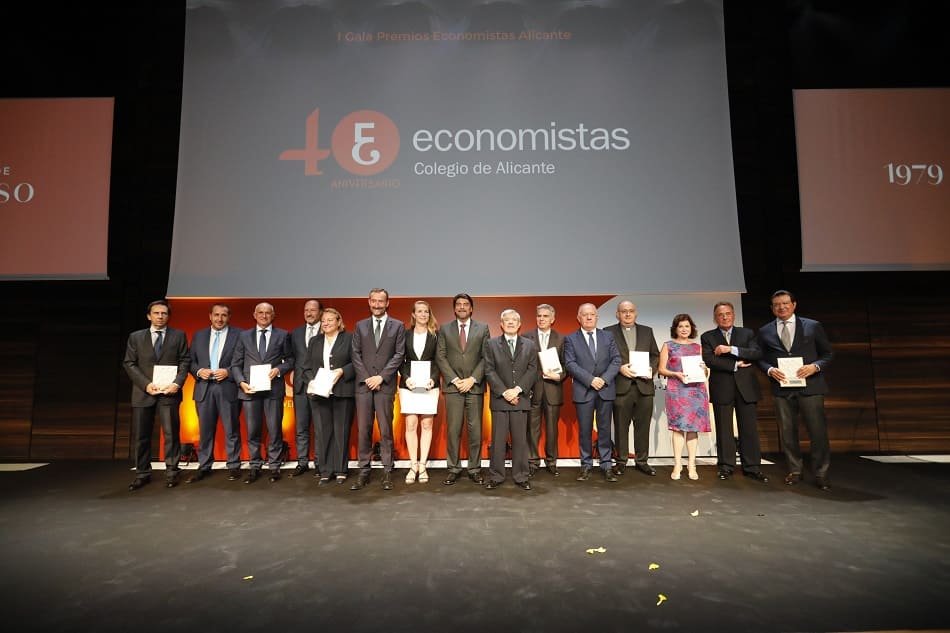 El Colegio de Economistas celebra sus 40 años premiando a los impulsores de progreso