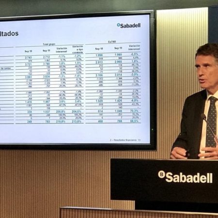 Banco Sabadell cree inevitable cobrar por los depósitos en un entorno de tipos negativos