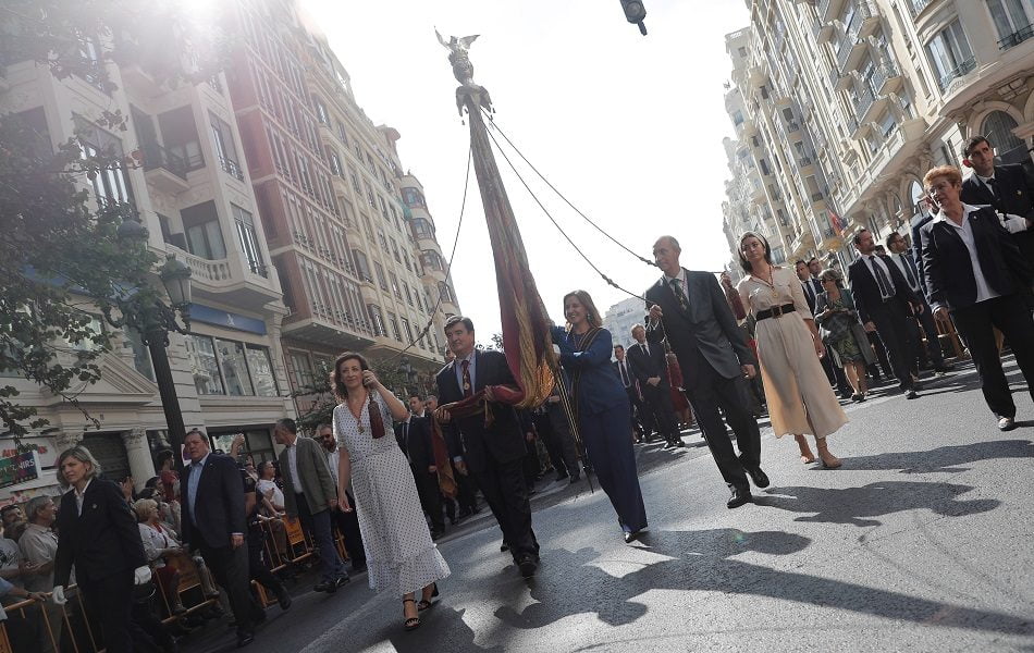 Miles de valencianos vitorean a la Senyera durante la tradicional procesión cívica