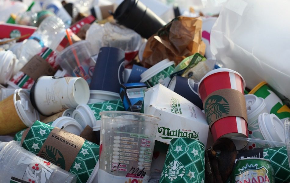 El Gobierno gravará fiscalmente los envases de plástico de un solo uso