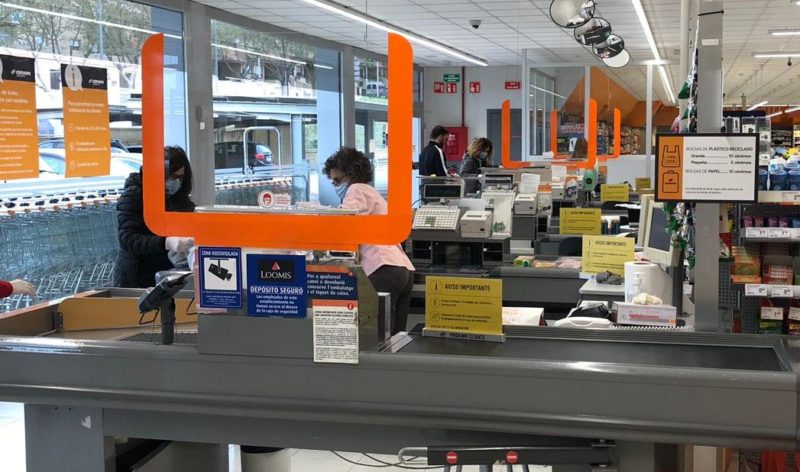 Consum instala mamparas de seguridad en las cajas de todos sus supermercados