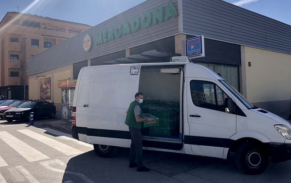 Mercadona se suma a la iniciativa solidaria de entrega de comida a domicilio en Novelda
