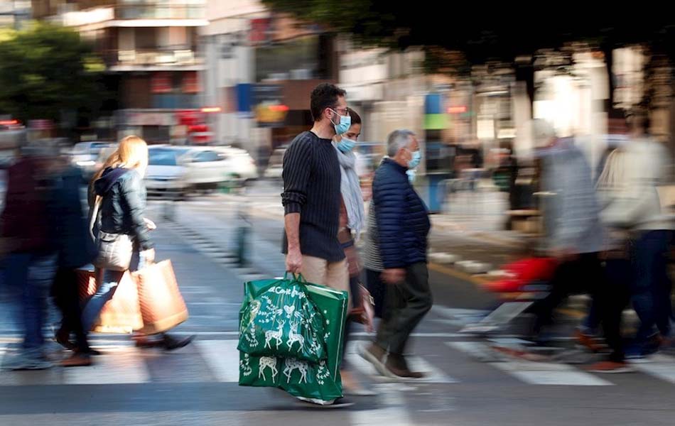 Una persona realiza compras de navidad en Valencia