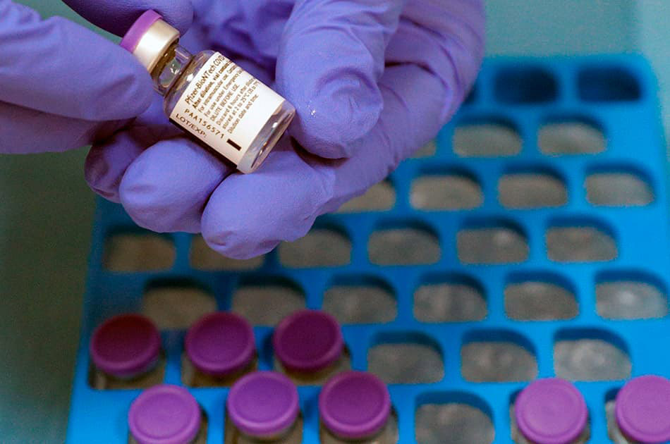 Una trabajadora de Sanidad muestra el primer lote de vacunas 