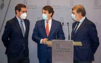 Alfonso Fern&aacute;ndez Ma&ntilde;ueco (c), Antonio Garamendi (i) y Santiago Aparicio (d) durante la rueda de prensa ofrecida el Plan Sumamos Salud+Econom&Igrave;a.