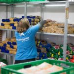 Voluntario de CaixaBank preparando comida