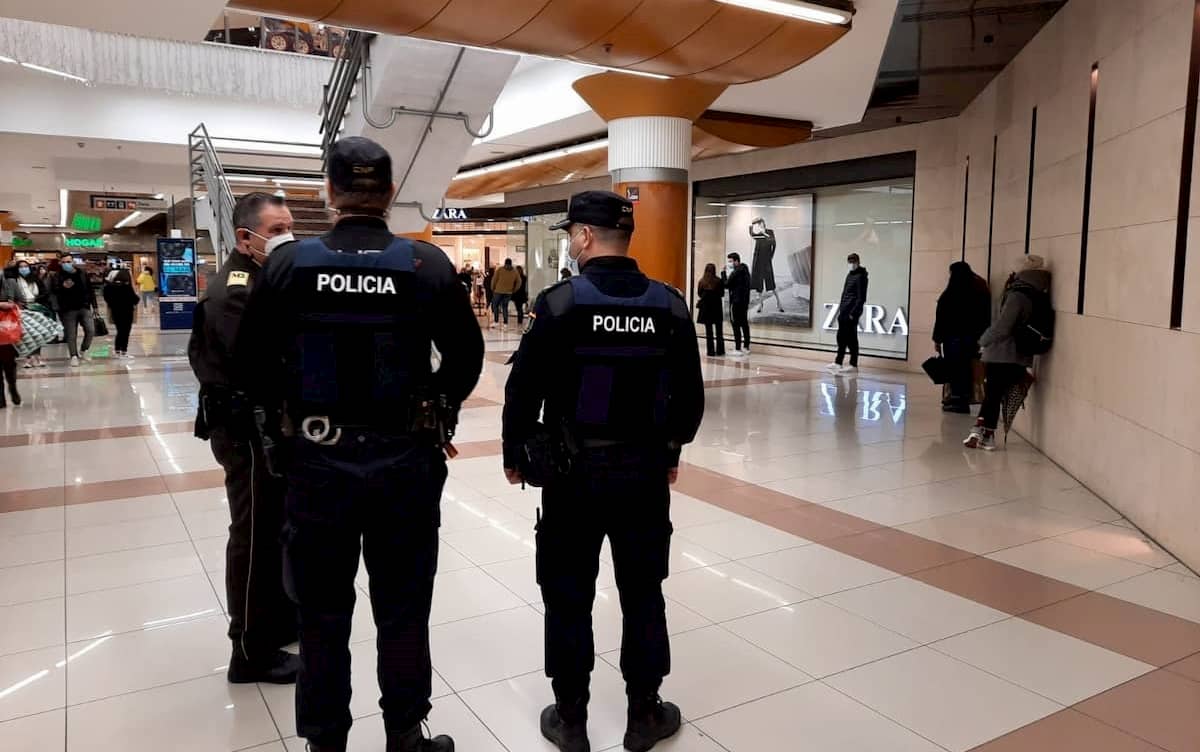 La Policía de la Generalitat en un centro comercial