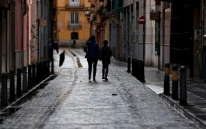 Una mujer y un niño pasean por Valencia