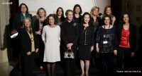 Las mujeres líderes españolas galardonas junto a la Infanta Elena. / Agencia EFE