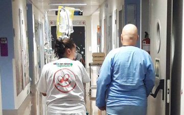 Voluntaria de Aspanion apoya a un niño con cáncer