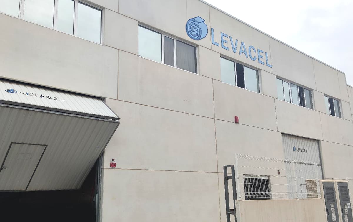 Detalle de la fachada de la empresa valenciana Levacel. 