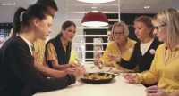 Trabajadores suecos de Ikea compartiendo una paella