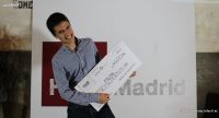 El ganador de la edición anterior con el cheque del premio recaudado