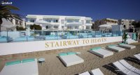 El Hotel Santos Ibiza Coast Suites se caracteriza por el diseño de y el posicionamiento en primera línea de playa