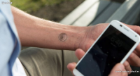 Este tattoo digital se adhiere a la piel y cuenta con un diseño muy atractivo