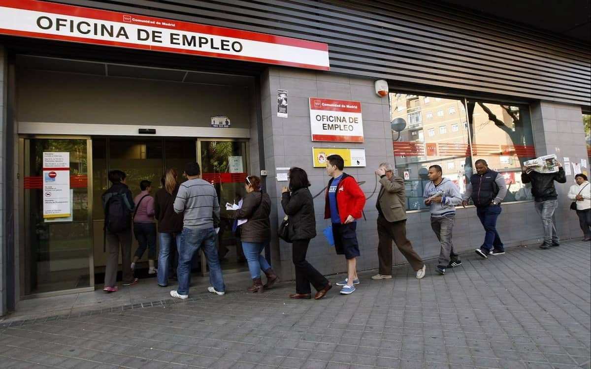 Desempleados haciendo cola en la oficina del paro. Empleo.