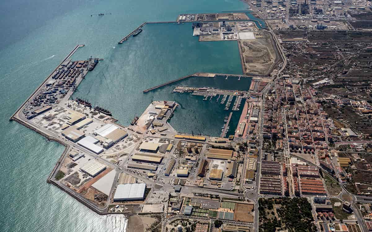Adif licita el canal de acceso a València y el acceso sur de Portcastelló