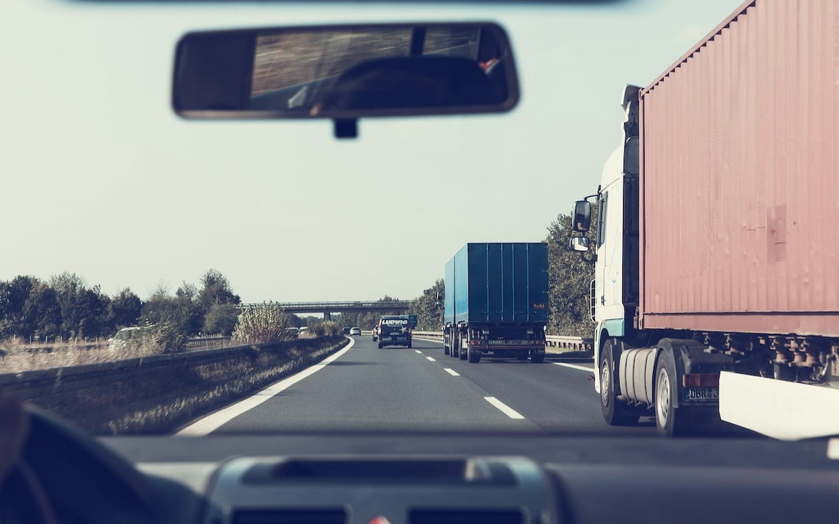 Autopista. Camiones. Camioneros. (Imagen de Markus Spiske en Pixabay)