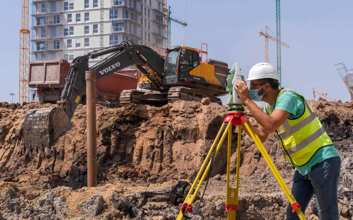 Detalle de un trabajador en las obras de Casal España Arena de València