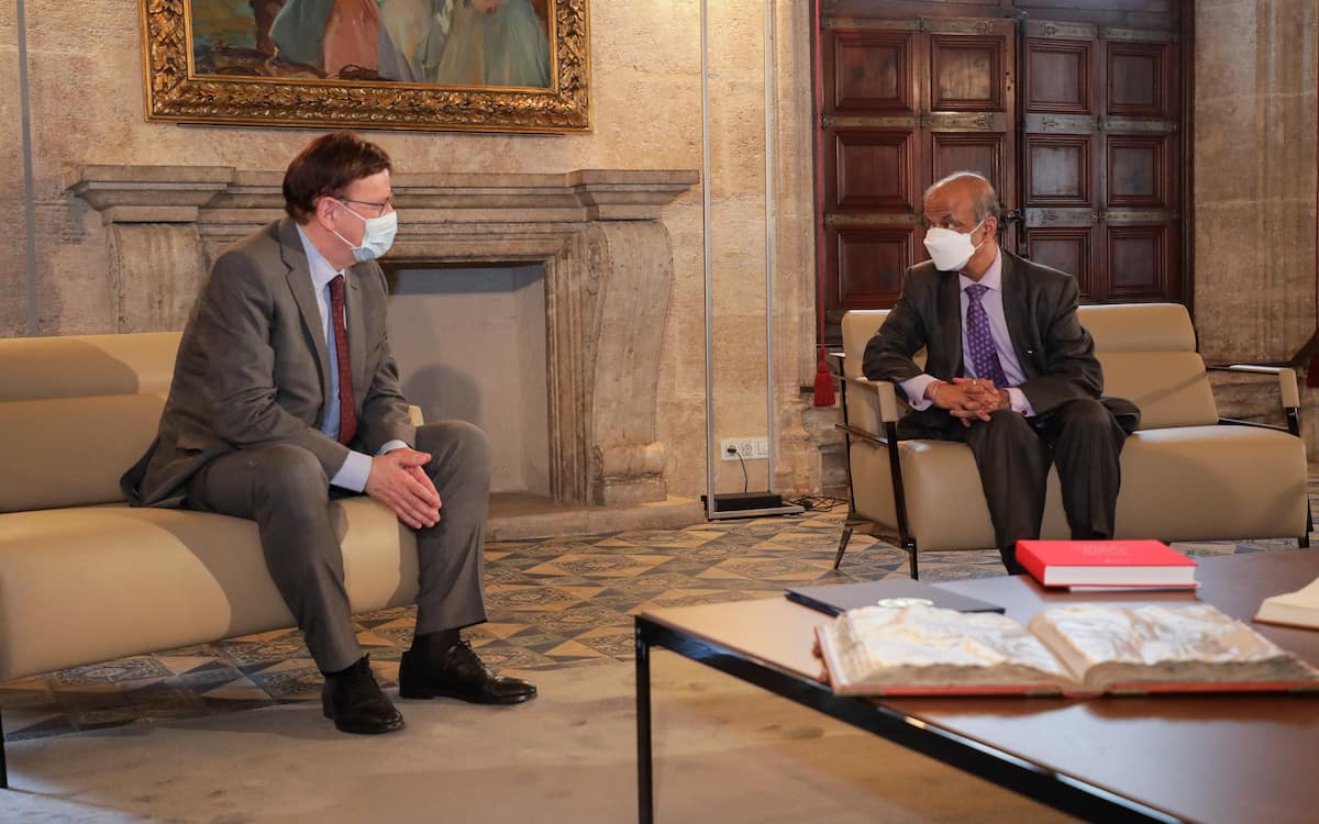 El 'president' de la Generalitat, Ximo Puig, con el secretario general adjunto de la ONU de apoyo a las actividades sobre el terreno, Atul Khare.