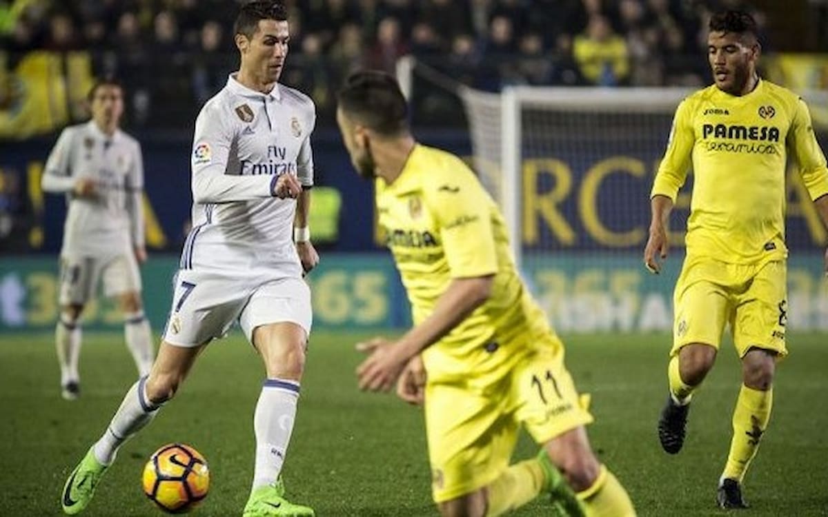Cristiano Ronaldo encarando a su rival