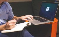 Persona con ordenador trabajando en su startup de éxito