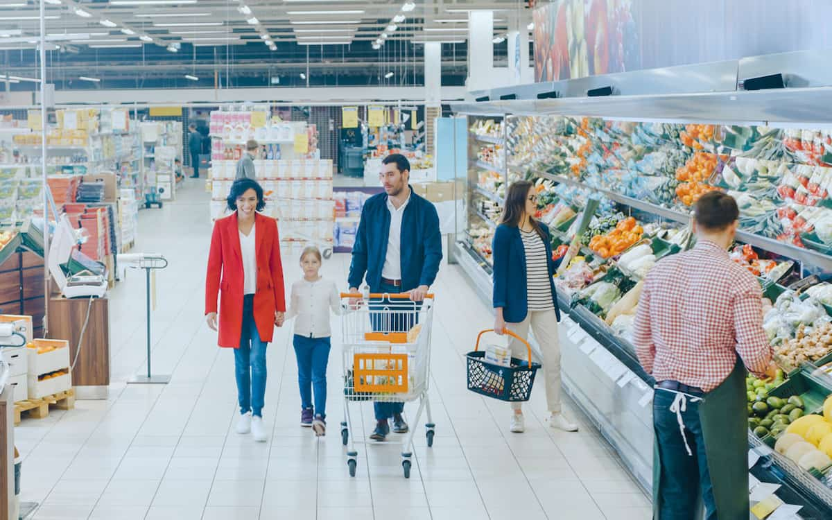 Consumidores en tienda. Supermercado.