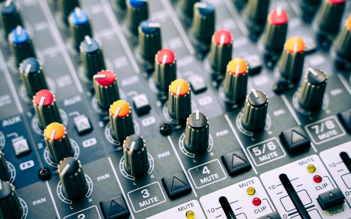 Mesa de mezclas de audio (Pixabay)