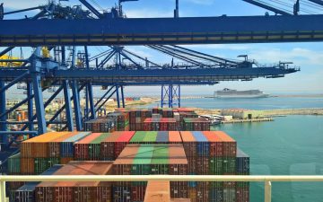 Actividad grúas contenedores con crucero en Valenciaport