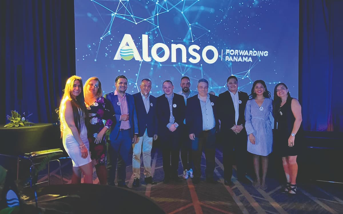 Representantes del Alonso Forwarding Panamá y directivos de la división transitaria de Grupo Alonso