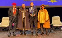 Javier Gandía, director general de la bodega, recogiendo el premio en Dijon