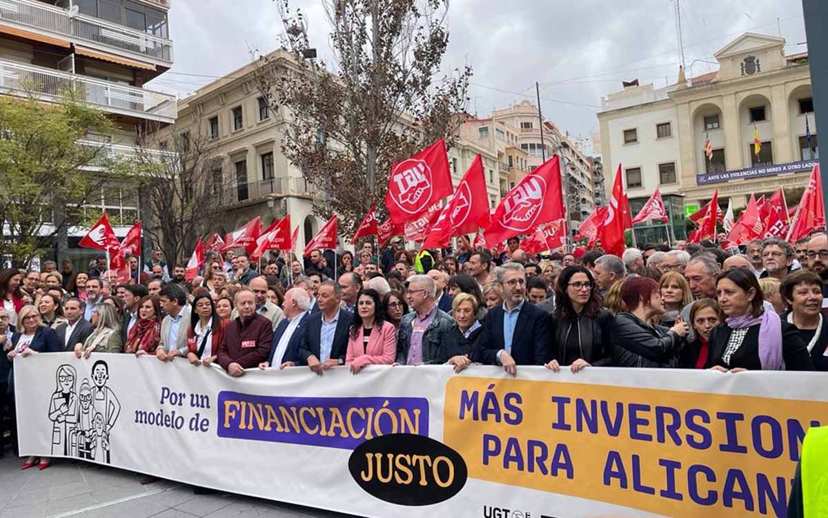 Concentración en Alicante por una financiación más justa