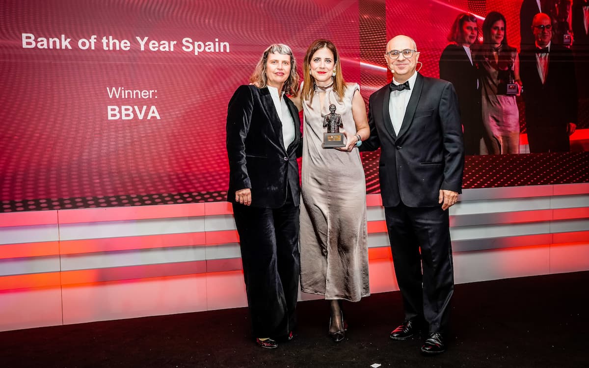BBVA, elegido mejor banco del año en España por su compromiso sostenible
