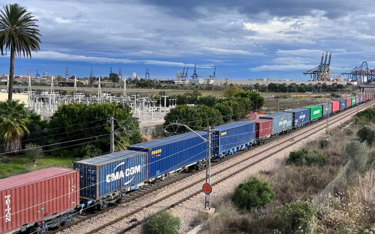 El tráfico de contenedores por tren en el Puerto de València crece un 10,24%